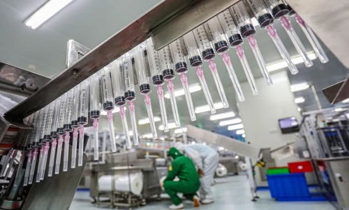 威高工廠插上數(shù)字翅膀 火炬高技術(shù)產(chǎn)業(yè)開發(fā)區(qū)實(shí)現(xiàn)生產(chǎn)全掌控，一屏覽車間